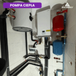 Kompletna instalacja wewnętrzna pompy ciepła Rotenso Aquami 8 kW Split z zasobnikiem CWU i naczyniami wzbiorczymi w Radomiu.