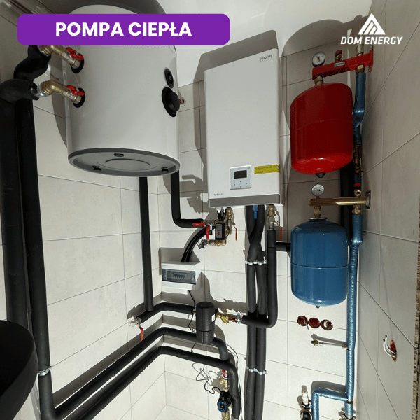 Kompletna instalacja wewnętrzna pompy ciepła Rotenso Aquami 8 kW Split z zasobnikiem CWU i naczyniami wzbiorczymi w Radomiu.