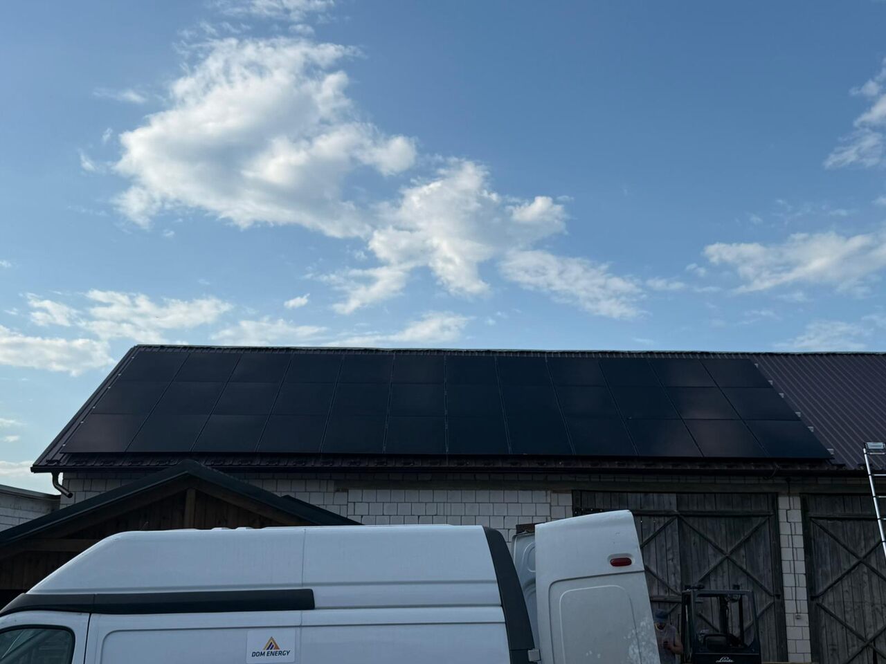 Kompleksowa instalacja fotowoltaiczna 15,12 kWp z panelami Longi Solar Full Black, inwerterem Deye i magazynem energii Heckman 20 kWh w powiecie przysuskim.