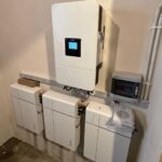 Bank energii Deye zamontowany w pomieszczeniu technicznym, widok na jednostkę sterującą i moduły akumulatorowe.