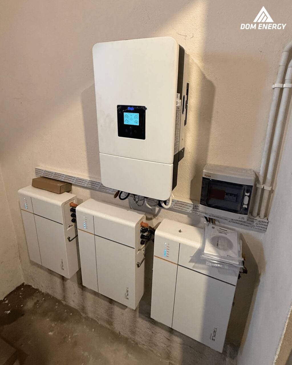 Bank energii Deye zamontowany w pomieszczeniu technicznym, widok na jednostkę sterującą i moduły akumulatorowe.