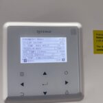 Wyświetlacz sterownika pompy ciepła Rotenso Aquami pokazujący parametry pracy urządzenia.