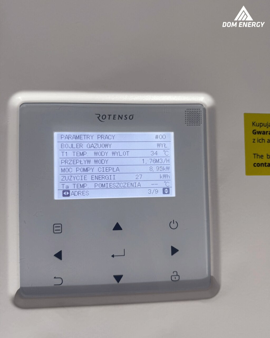 Wyświetlacz sterownika pompy ciepła Rotenso Aquami pokazujący parametry pracy urządzenia.