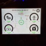 Kolejne ujęcie realizacji w Radomiu, prezentujące estetyczne rozmieszczenie komponentów systemu Deye. Solidna instalacja wewnątrz budynku zapewnia optymalne warunki pracy dla ogniw litowo-żelazowo-fosforanowych (LiFePO4).