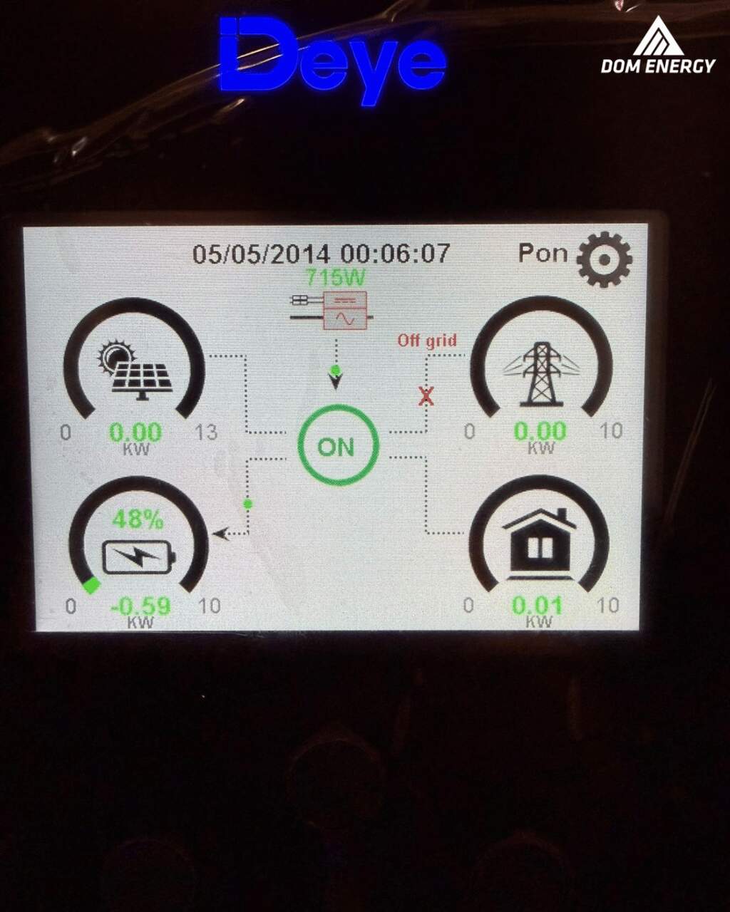 Kolejne ujęcie realizacji w Radomiu, prezentujące estetyczne rozmieszczenie komponentów systemu Deye. Solidna instalacja wewnątrz budynku zapewnia optymalne warunki pracy dla ogniw litowo-żelazowo-fosforanowych (LiFePO4).